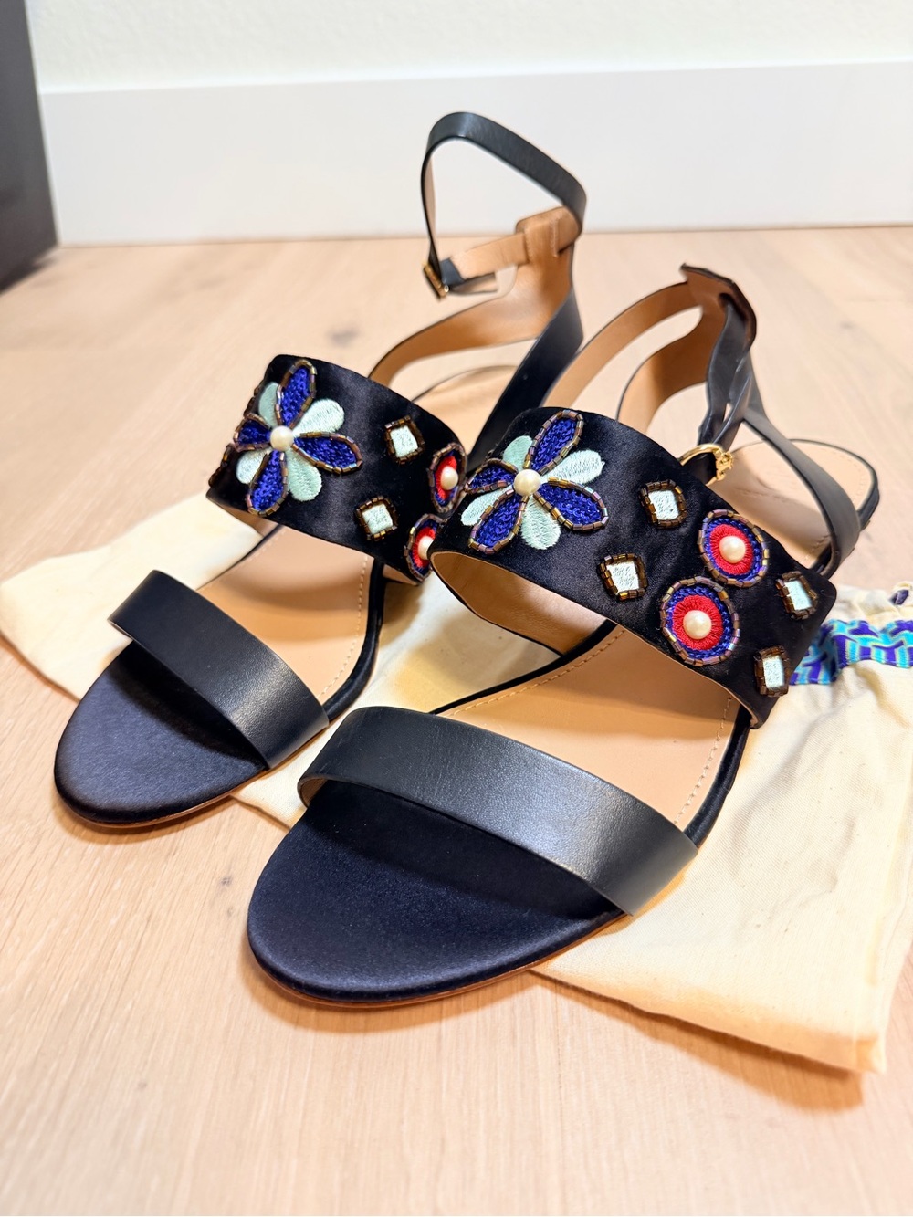 NWOT ✨ Tory Burch Black Sandals w/ Beaded Design Resortwear Sz 10 w/dustbag